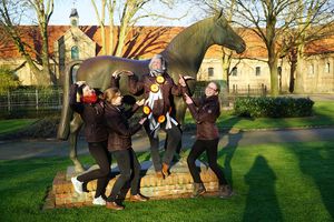 HLG Marbach Freude über die Dekoration mit fünf silbernen Schleifen.jpg